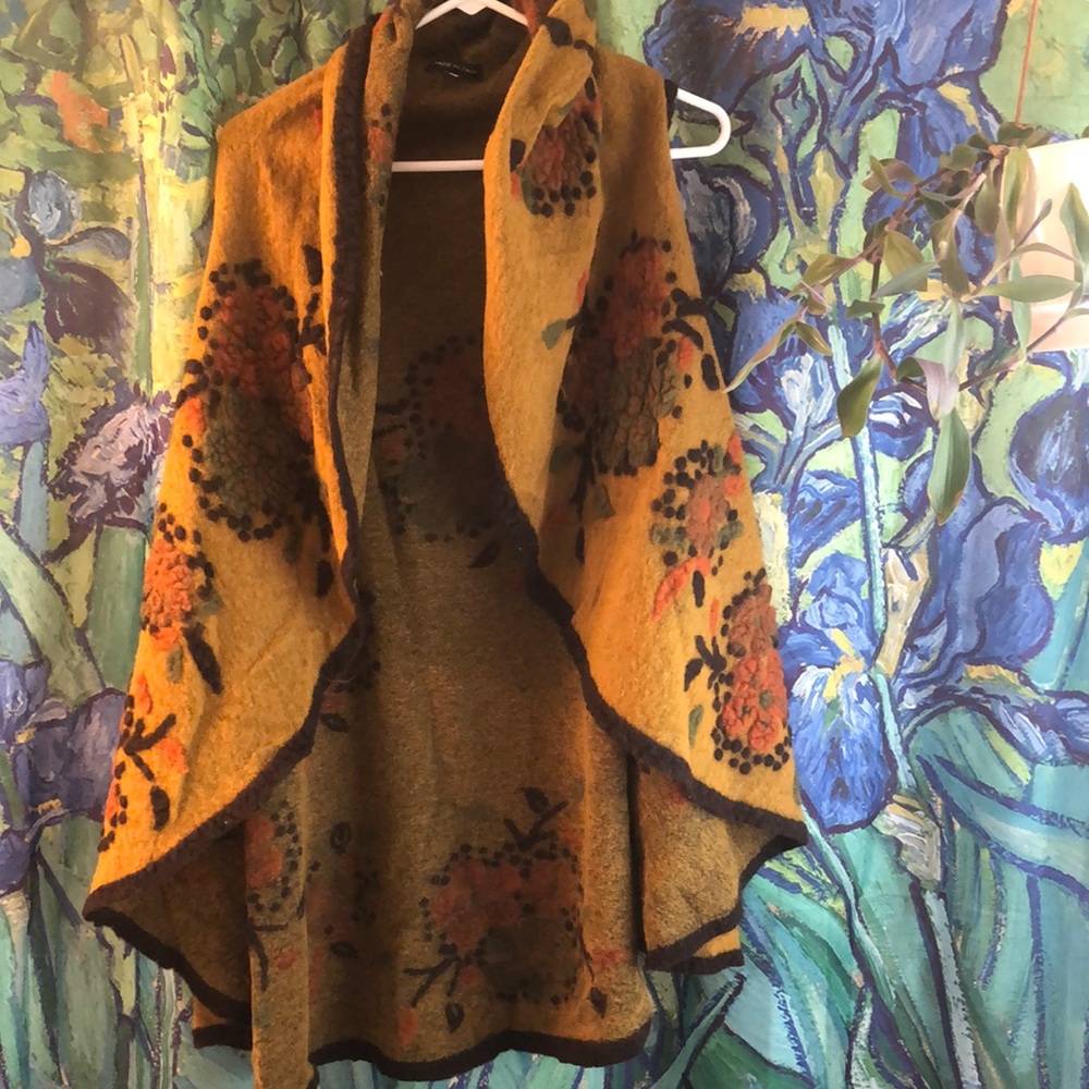 Beautiful vest with flower detail